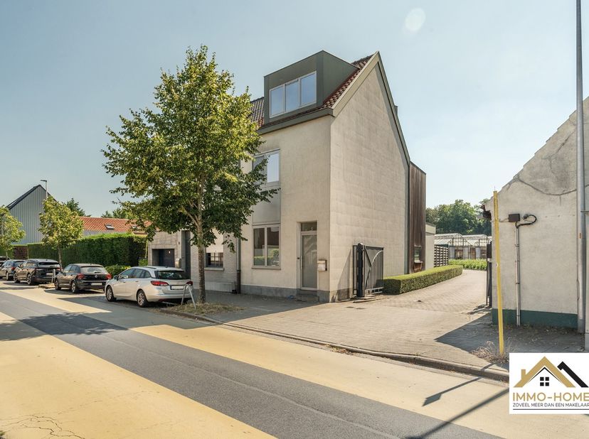 Deze perfect instapklare woning ontvangt je in een handige inkomhal, en zo kom je verder tot in de leefruimte met open keuken. De hoge plafonds zorgen