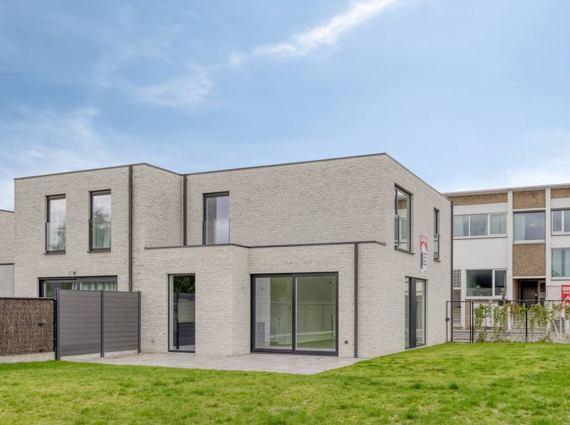 Nabij het centrum van Emelgem, deelgemeente van Izegem, vinden we deze instapklare nieuwbouwwoning terug. De woning is uitgerust met modern comfort, v