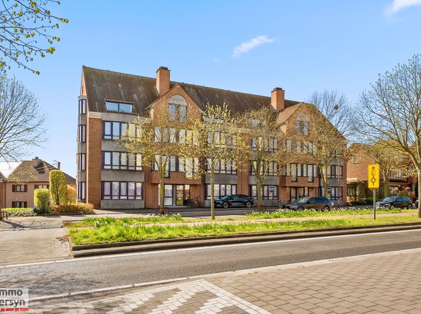 Zoekt u een instapklaar en lichtrijk appartement in Diest? Dit appartement aan de Commissaris Neyskenslaan werd tussen 2020 en 2024 mooi gerenoveerd e