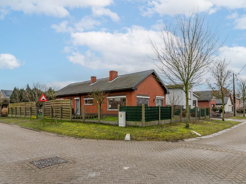 Instapklare gelijkvloerse woning in rustige verkaveling nabij centrum Beerse<br />
In een aangename en bijzonder rustige verkaveling, op wandel- en fi