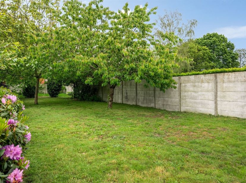 Woning met tuin en garage op 6a66ca<br />
 De woning dateert uit 1949 en dient gemoderniseerd te worden om aan de hedendaagse normen te voldoen.<br />