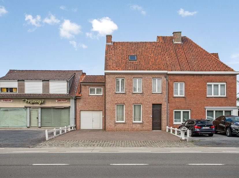 ette spacieuse maison est située sur la Gentseweg à Sint-Eloois-Vijve. Devant la porte, vous trouverez plusieurs places de parking et il y a une sorti
