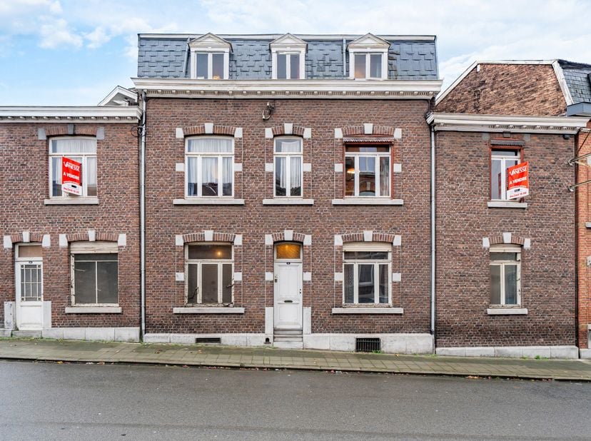 Ontdek deze tussenwoning met veel potentieel, perfect gelegen nabij alle voorzieningen. Ideaal voor een gedeelde woonvorm of een groot gezin, met in t