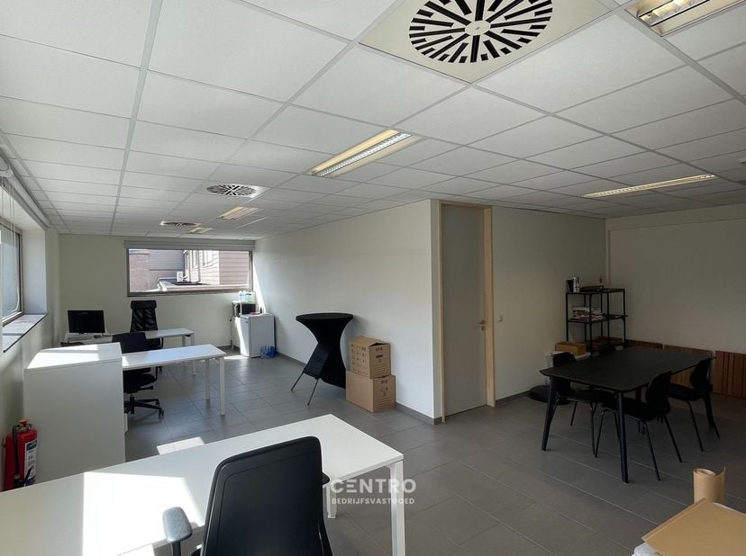 Volledig vernieuwd, klassevol ingericht en voorzien van gemeenschappelijke faciliteiten.&amp;nbsp; U kunt als huurder per direct aan de slag.<br />
<br />