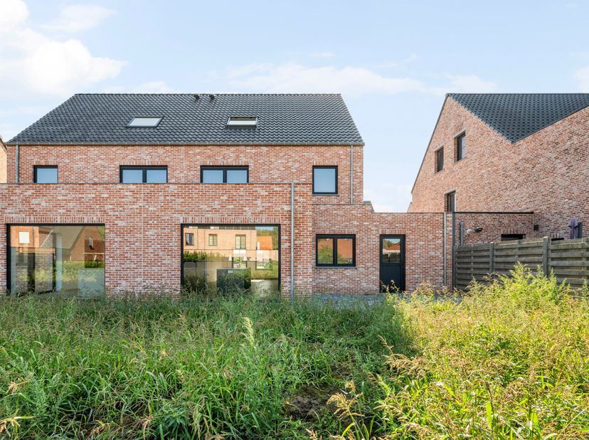 Deze moderne en energiezuinige woning combineert hedendaags wooncomfort met een hoogwaardige afwerking en bijzondere aandacht voor detail en duurzaamh