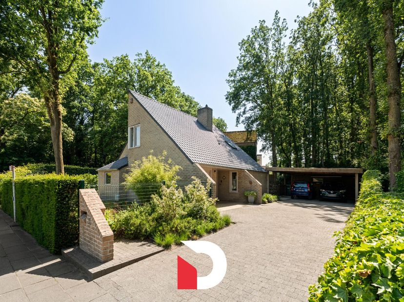 Ontdek deze tijdloze en instapklare vrijstaande woning, rustig gelegen in het groen op een residentiële topligging aan het Paalbos te Sint-Kruis/Asseb