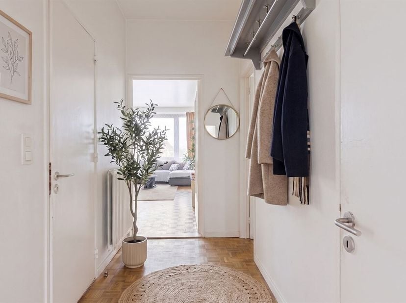 Instapklaar en ruim appartement (76m²) met 2 slaapkamers, op toplocatie te Antwerpen!<br />
Ligging:<br />
De Amerikalei ligt op de grens tussen het b
