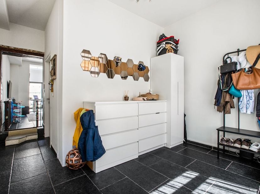 Gelegen in de Oude Vestenstraat te Tienen bevindt deze woning zich op wandelafstand van het stadscentrum, winkels, scholen, openbaar vervoer en andere