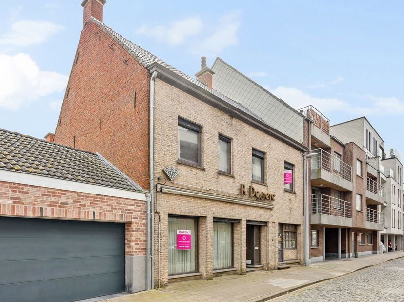 Deze woning is gelegen in het centrum van Ootnieuwkerke.<br />
Op de gelijkvloerse verdieping is volgende indeling aanwezig: inkomhal, 2 grote handels