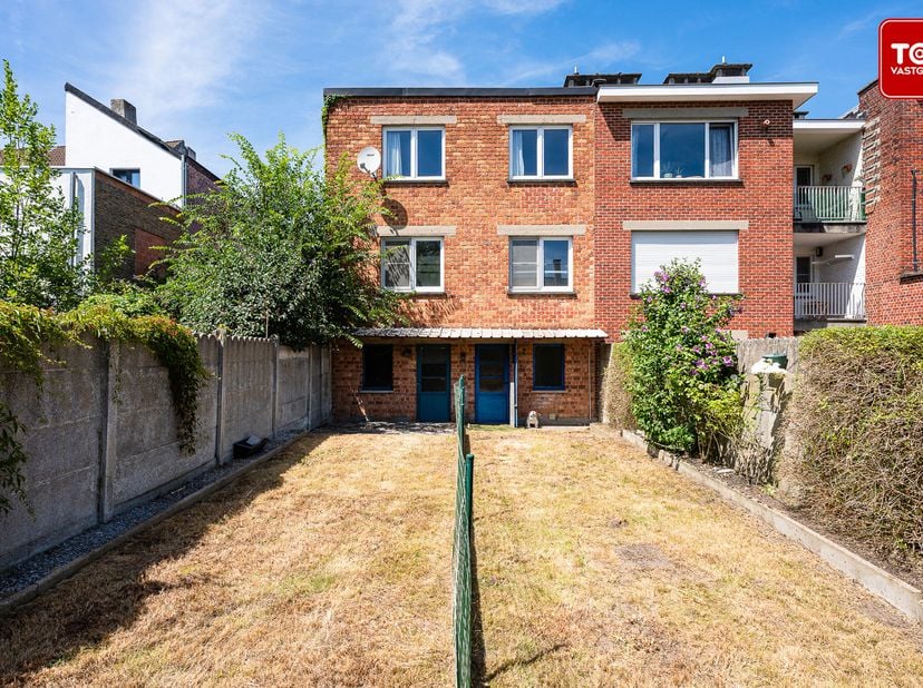 Dit ruim appartement maakt deel uit van een kleinschalige residentie met slechts twee appartementen en is uitstekend gelegen op fietsafstand van het c