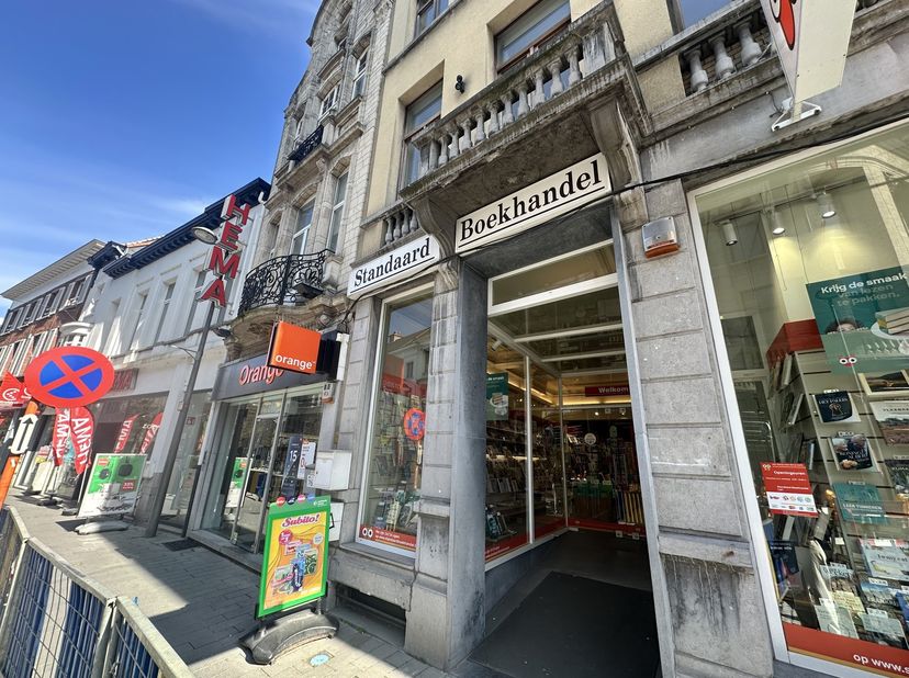 Cet espace commercial d’environ 240 m² est situé dans l’une des rues commerçantes les plus prisées de la ville, à quelques pas de la Grand-Place et de