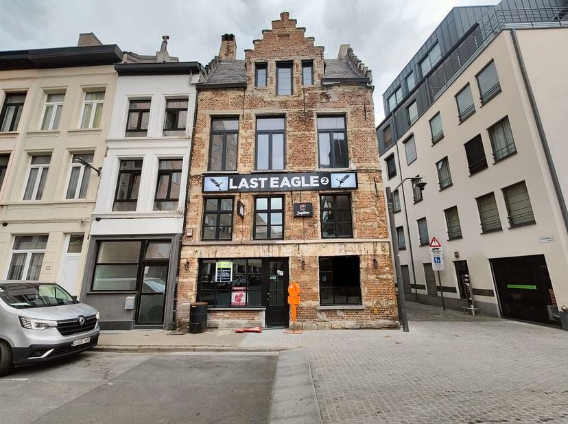 In het bruisende hart van Antwerpen, vlak naast een grote universitaire campus, bevindt zich dit karaktervolle handelspand met een totale oppervlakte