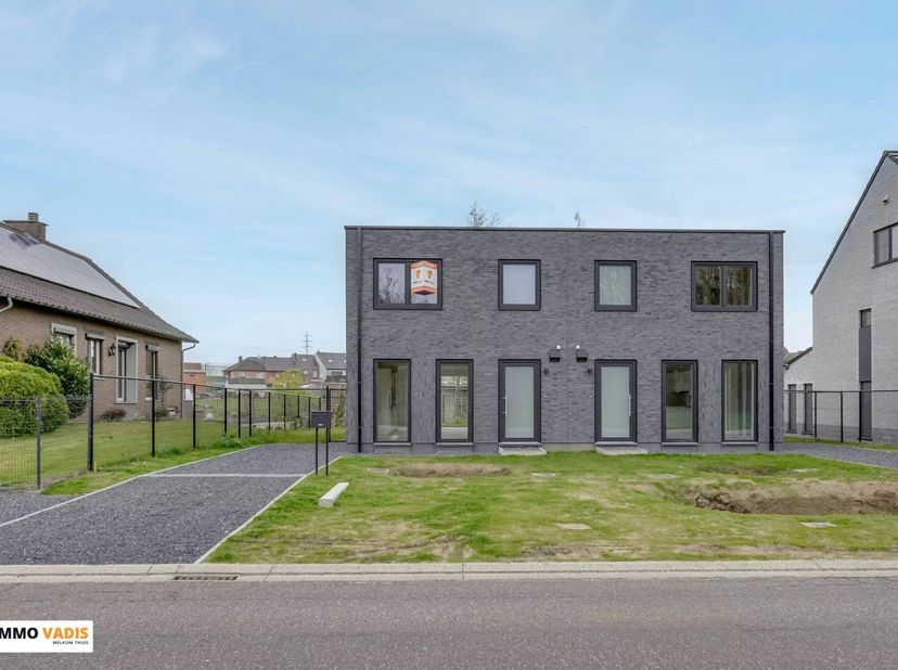 In een rustige buurt, nabij het centrum van Munsterbilzen, bevindt zich deze ruime en instapklare BEN-woning met een praktische indeling.<br />
De ope