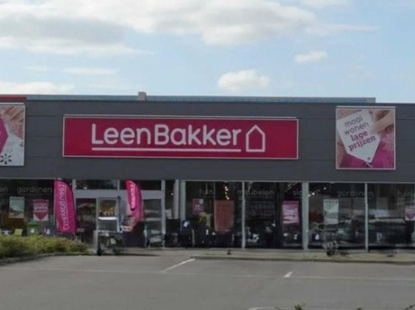 Commercieel uitstekend gelegen pand (voorheen Leenbakker) aan de Boomsesteenweg in Wilrijk met grote parking en hoge zichtbaarheid. Dankzij de ligging