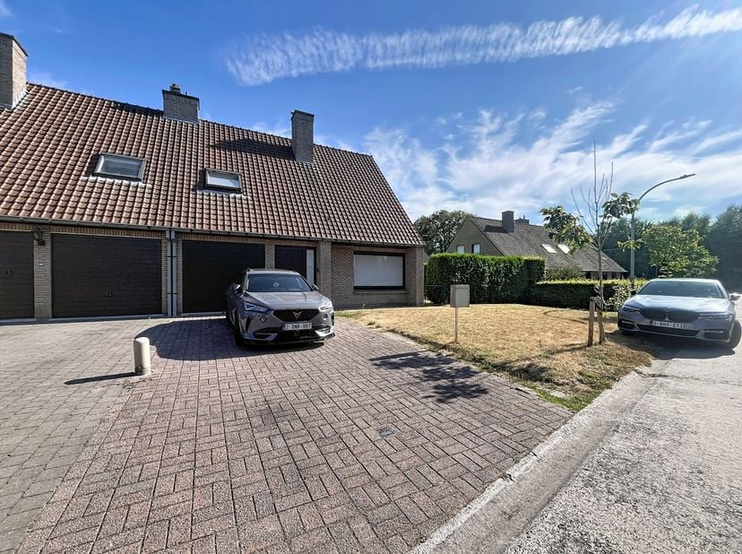 Deze ruime halfopen bebouwing ligt in het centrum van Aalter in een rustige woonwijk. De woning ligt op wandelafstand van alle winkels en met directe