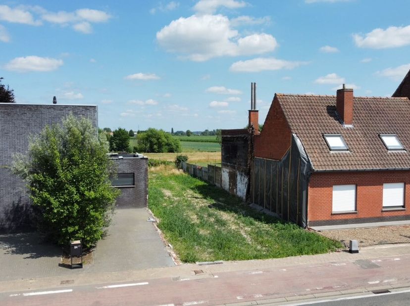 Stuk bouwgrond voor gesloten woning te koop in Sint-Baafs-Vijve.Stuk bouwgrond van 254m² gelegen op de Wakkensteenweg in Sint-Baafs-Vijve.Neem vandaag