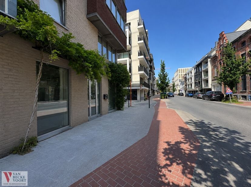 Handelsgelijkvloers met garage op een absolute zichtlocatie langs de Nieuwpoortsesteenweg. Dankzij de strategische ligging tussen het centrum, de kust