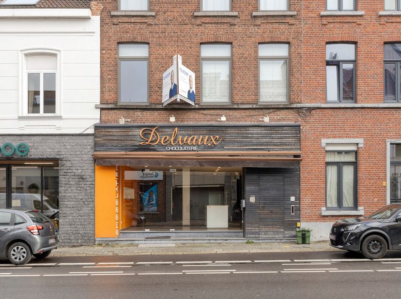 Dit ruime handelspand bevindt zich op een zeer gunstige locatie net buiten de ring op een drukke invalsweg. Het betreft een handelspand van +/- 240 m²
