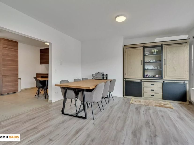 Op een uitstekende locatie langs de Kempische Steenweg 308, op een boogscheut van het centrum van Hasselt, bevindt zich dit instapklare appartement in