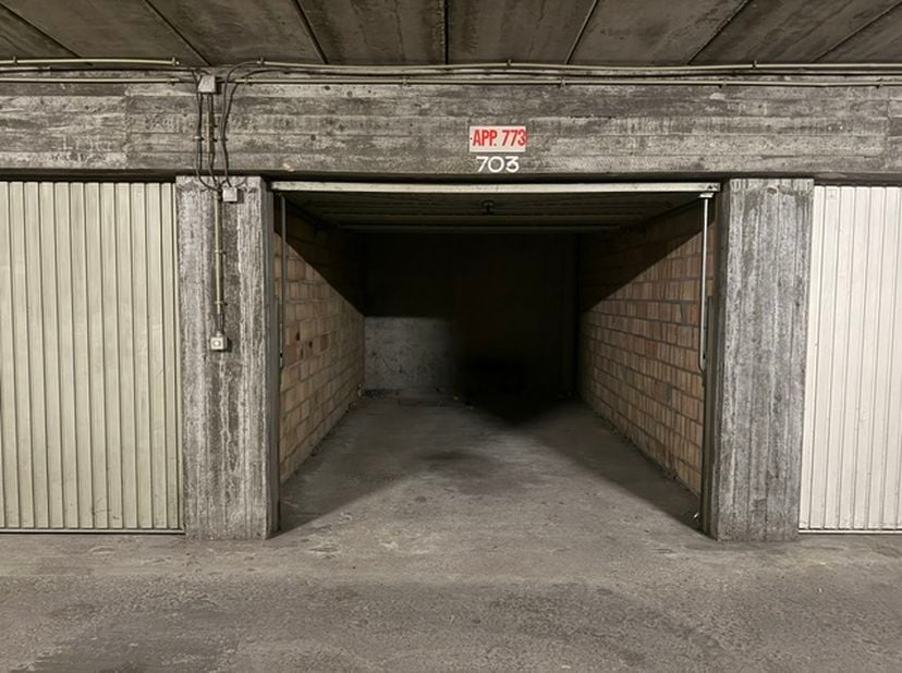 Garagebox te koop gelegen in de Royal Palace sectie 7 garagebox 703. De garagebox is voorzien van een afgesloten poort (manueel te bedienen).<br />
<b