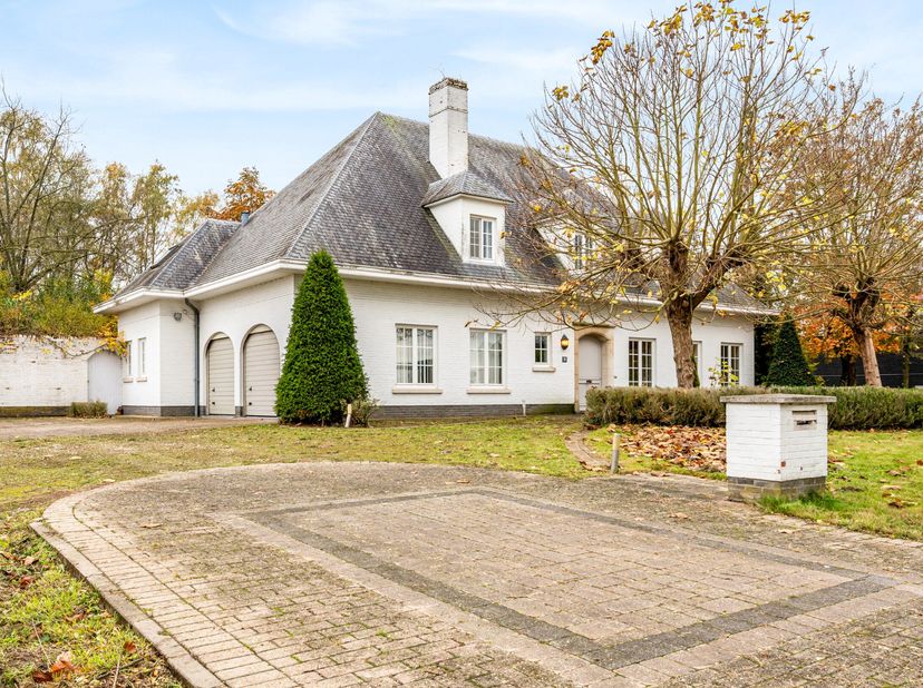 Deze stijlvolle en tijdloze villa, gelegen in het rustige Berbroek (Herk-de-Stad), biedt een perfecte combinatie van ruimte, comfort en karakter. Met