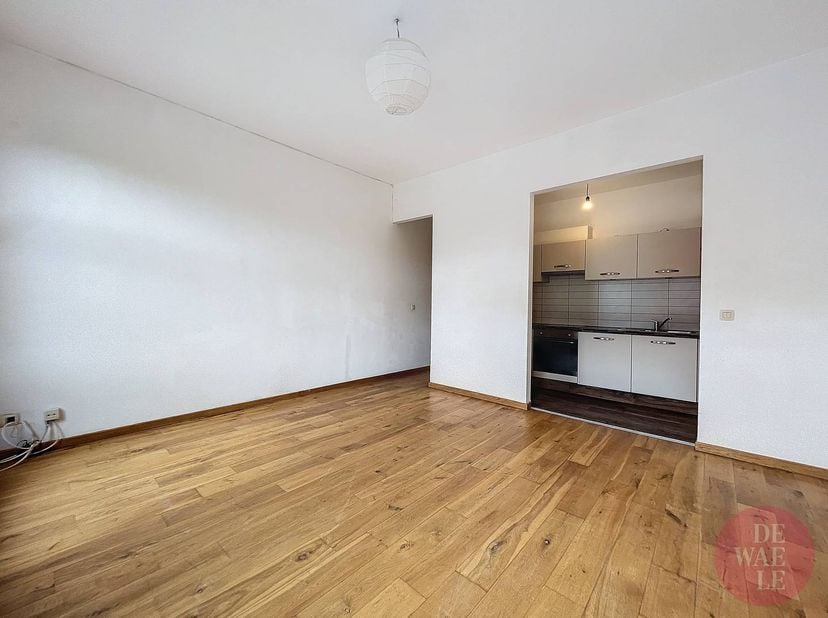 Dit appartement bevindt zich op de 2e verdieping van een gebouw, gelegen aan de Antwerpselaan in Brussel. Het biedt een comfortabele woonruimte met ee