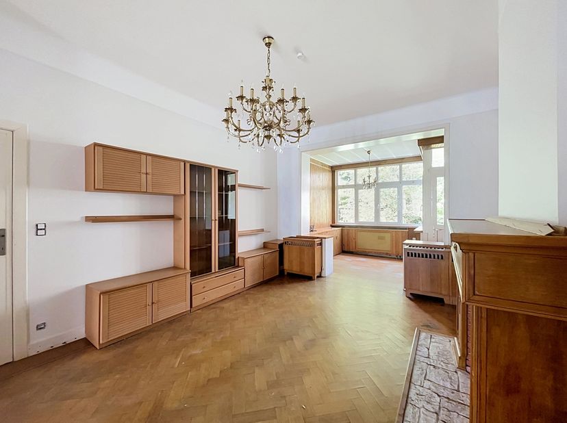 By The Way presenteert u dit ruime en lichte karakteristieke huis uit de jaren ’30, gelegen aan de Boulevard des Invalides, vlakbij het openbaar vervo