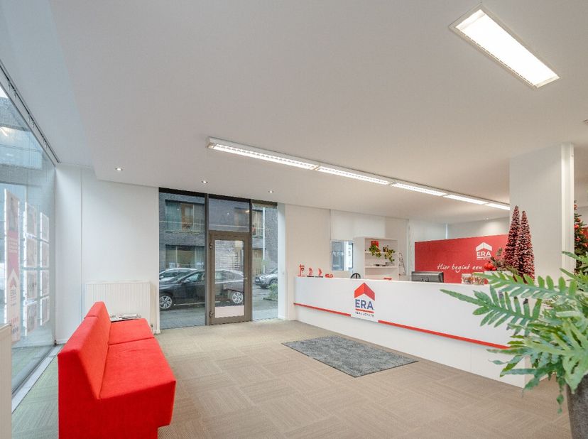 Lommel: Ruime handelsruimte (224m²) te koop. Gelegen op zichtlocatieIdeaal voor kantoren/ vrij beroepBeschikbaar in onderling overlegIndeling:Grote op
