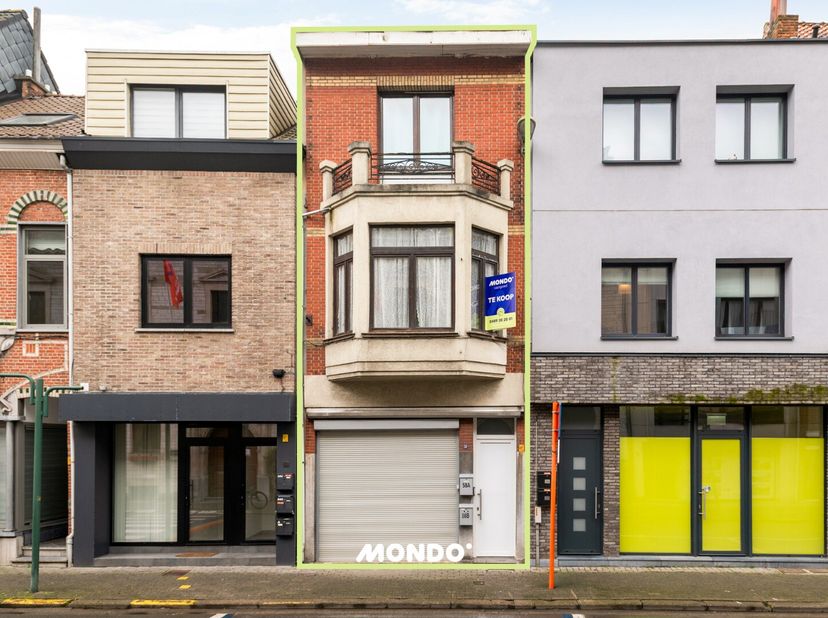 Gelegen in de August Van Landeghemstraat 58, bevindt dit gebouw zich op een uitstekende locatie in het hart van Willebroek.<br />
Dankzij de centrale