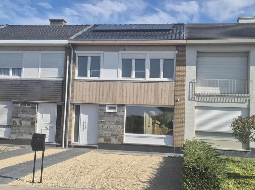 925 euro Volledig vernieuwde en bijgevolg instapklare woning gelegen aan de rand van Tielt, bestaande uit: KELDER GELIJKVLOERS: - inkom - toilet - woo