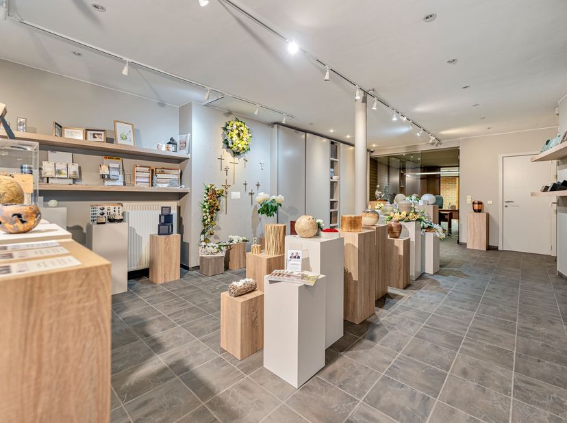 Handelszaak + duplexappartement met &amp;gt;5% rendement te koop in centrum Wevelgem<br />
Totale investering ± euro378.000 tegenover een jaarlijkse huuri