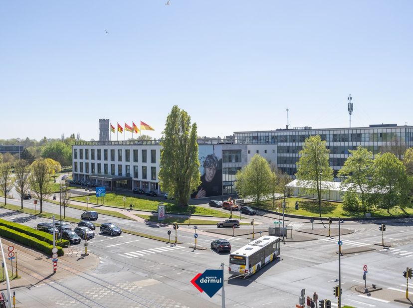 Ontdek dit unieke appartement met 2 slaapkamers op de 5° verdieping van residentie Palmer House, gelegen in het hart van de stad. Dankzij de vele raam