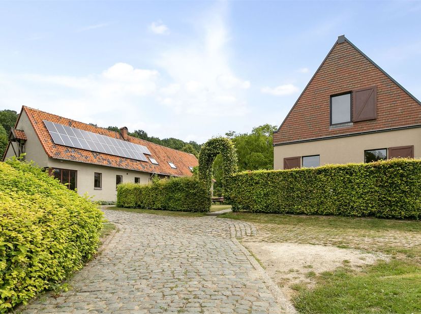 AFSPRAKEN ENKEL VIA MAIL<br />
<br />
In een rustige en groene omgeving bevindt zich dit energiezuinige appartement, inclusief een overdekte autostaan