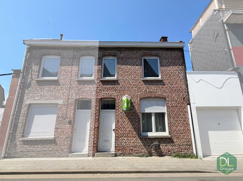 Au rez-de-chaussée : Un hall d’entrée intégrant un espace buanderie, donnant accès à une agréable pièce de vie comprenant un coin salon, une salle à m