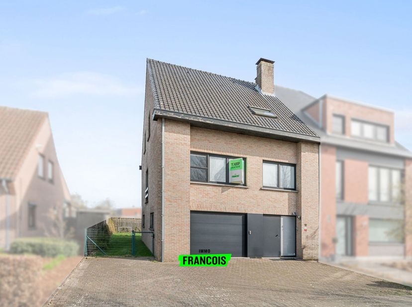 In Eine, een deelgemeente van Oudenaarde, treffen we deze instapklare en lichtrijke woning aan. Door de centrale ligging geniet de woning een uitsteke