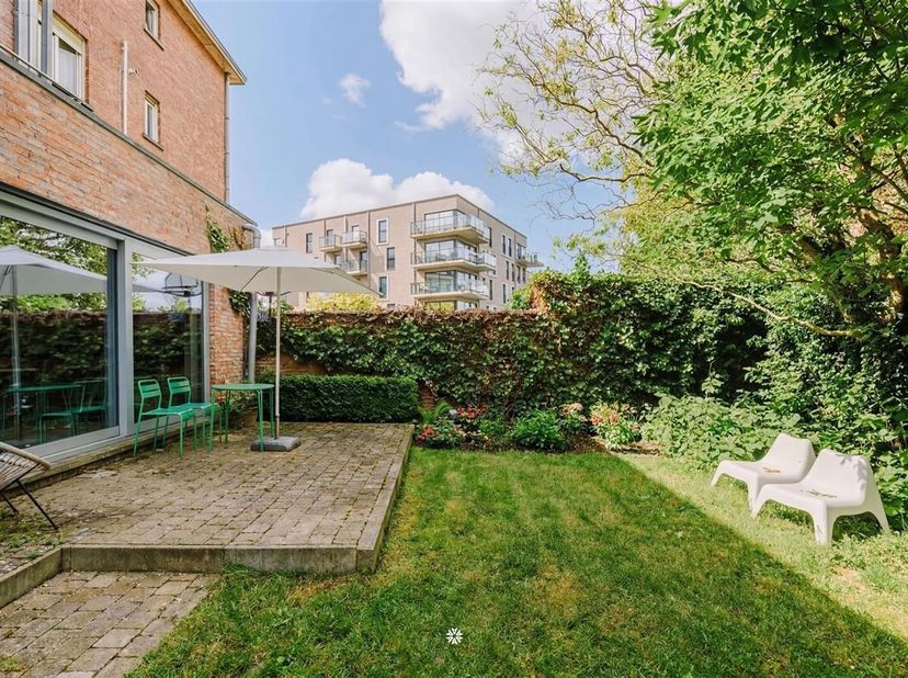 Sint-Niklaas, Op een rustige en centrale ligging bevindt zich dit ruim gelijkvloers appartement met aangelegd terras en gezellige stadstuin. Dankzij d
