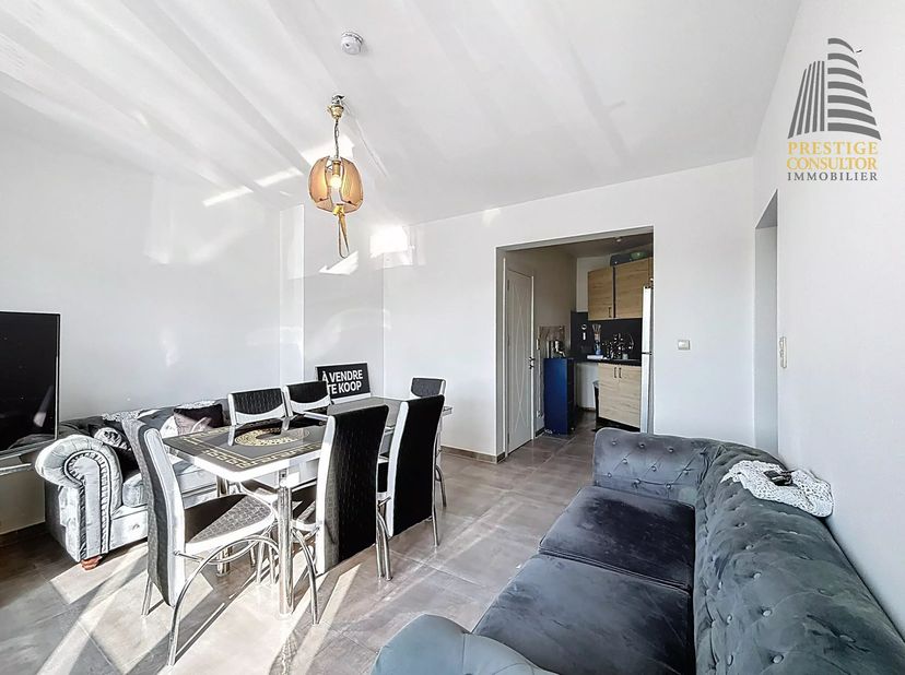 ANDERLECHT - REF: 87145493 - CHARMANT STUDIO MET UITZICHT OP HET KANAAL !!<br />
Gelegen op de eerste verdieping van een kleine mede-eigendom, ontdek