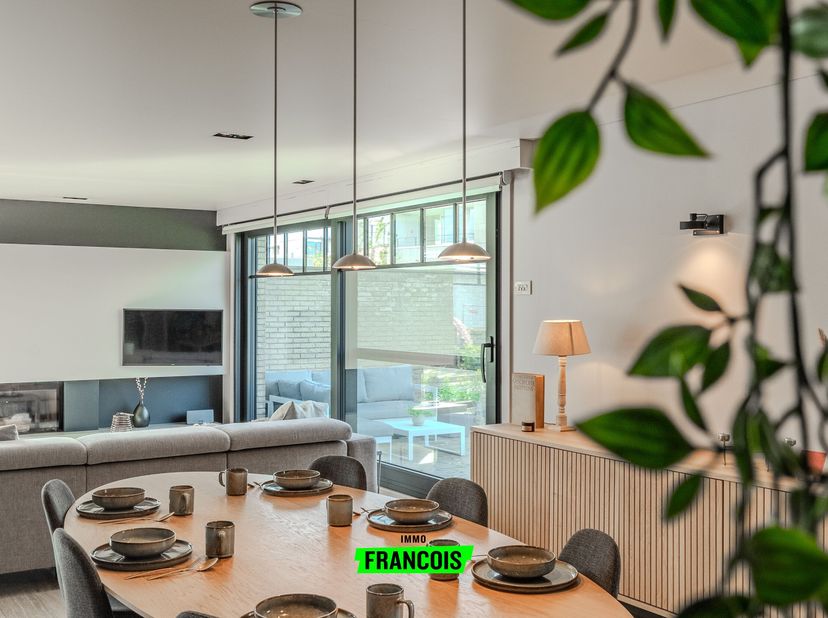 Située dans la rue Karel Van de Woestijn, cette villa exceptionnellement spacieuse, économe en énergie (PEB A !) et très bien située compte 7 chambres