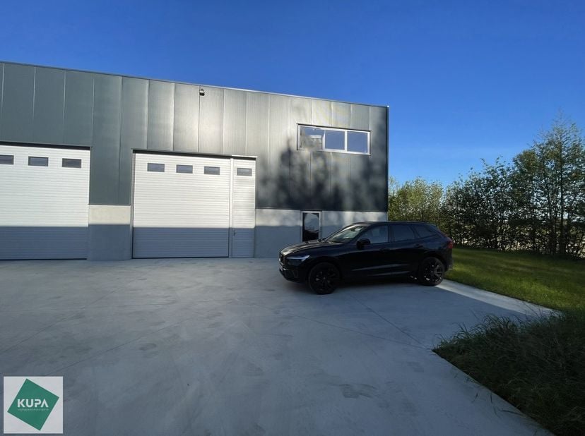 Zeer goed gelegen magazijn te huur (KMO unit) van 288m² met mezzanine van 140m² en 2 parkings, gelegen op een uitstekende locatie te Lede. Het magazij