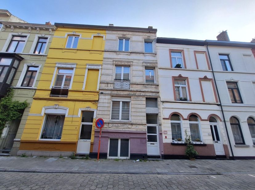 STATIGE RIJWONING met mogelijkheid 4 (of 5 ) slaapkamers. Deze woning ligt in de bruisende wijk nabij het UZ Sint-Lucas. Aangename ruimtes met hoge pl