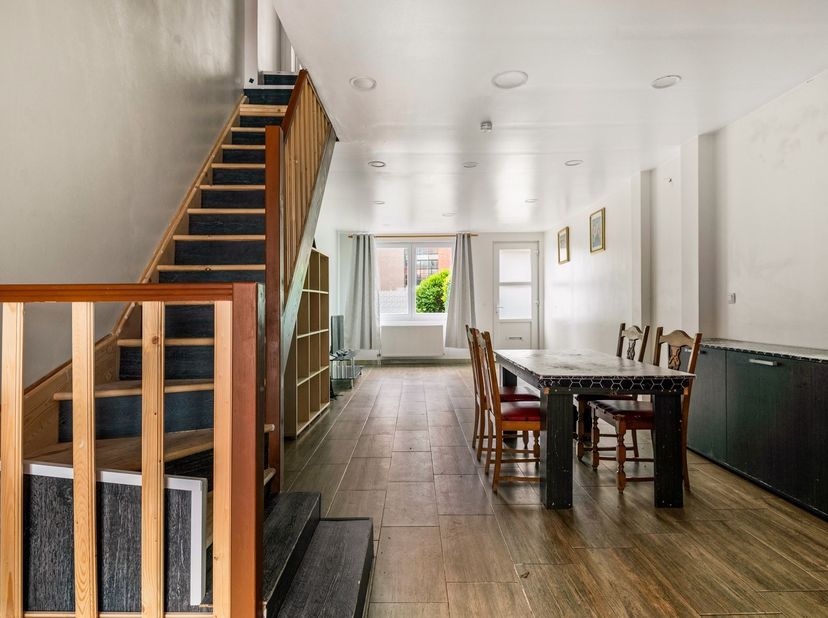 In de rustige Veldenstraat te Mechelen vindt u deze aangename gezinswoning met heel wat ruimte en comfort. De woning beschikt over vier volwaardige sl