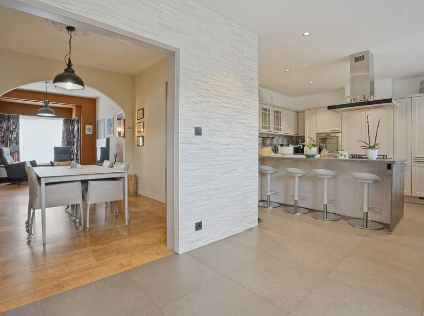 Ruime en instapklare rijwoning in het hart van Nieuwpoort op 284 m² met garage en nieuwe oprit!<br />
Deze verrassend ruime woning (274 m²) combineert