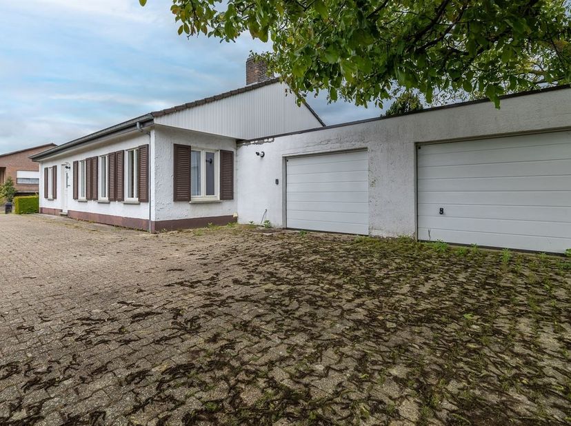 Deze open bebouwing in de geliefde wijk Lobos is zeker een bezoek waard.<br />
<br />
De woning ligt op een perceel van 767 m², op korte afstand van w