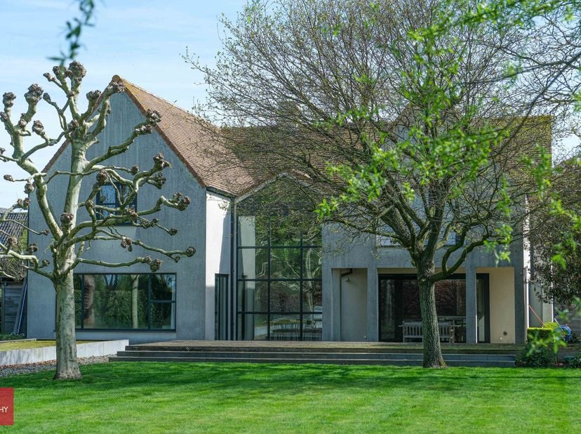 Inkomhal, ruime living met prachtig ingerichte keuken, bijkeuken/ wasplaats, 4 slaapkamers, 2 badkamers, grote dressing, bureel met zicht op de tuin,