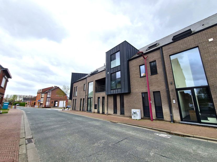 Découvrez ce magnifique duplex récent à deux pas de l'église de Perk, avec une généreuse surface de 169 m². Offrant trois chambres spacieuses et deux