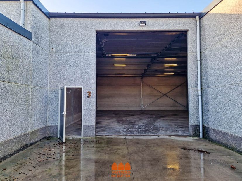 In dit moderne complex van opslagloodsen is loods 3 beschikbaar voor verhuur vanaf 1 juni 2026. De loods heeft een oppervlakte van 208 m² en is geschi