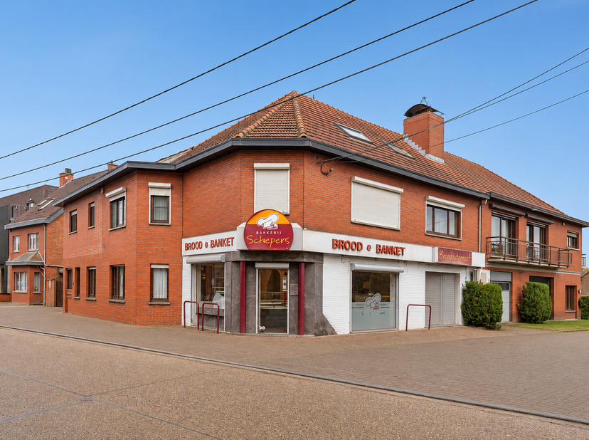 Bent u op zoek naar een ruim handelspand met woonst op een centrale locatie? Dit voormalige bakkerijpand in het centrum van Meldert biedt een totale o