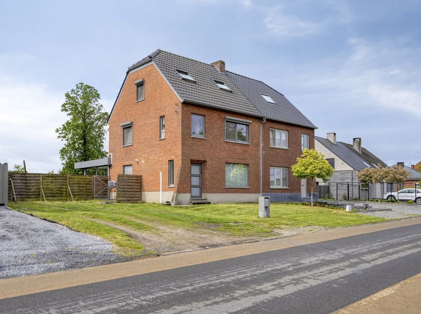 Cette maison semi-ouverte rénovée et économe en énergie avec jardin de 10a est située au Molenstraat 23 à Kermt, une agréable commune résidentielle à