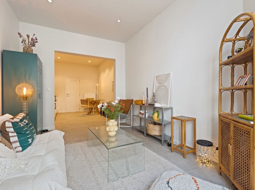 Op een uitstekende locatie in Mechelen bevindt zich dit energiezuinig, kwaliteitsvol afgewerkt gelijkvloers appartement met 1 slaapkamer en stadstuin.