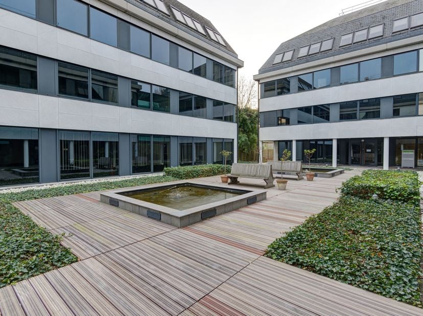 Garden Square is centraal gelegen in Wilrijk, aan de rand van de stad Antwerpen. Dit kantoor te huur op de derde verdieping biedt tal van voordelen.<b